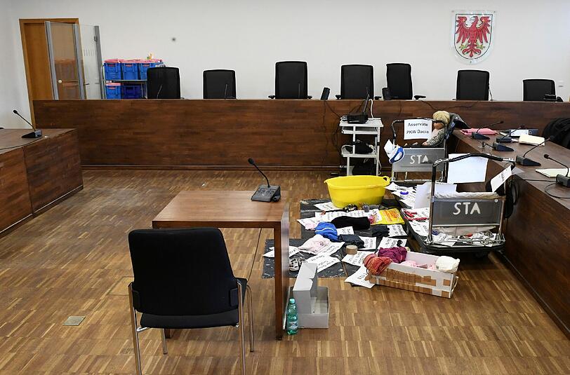 Beweisstücke liegen in einem Saal des Landgerichtes in Potsdam. Foto: Ralf Hirschberger