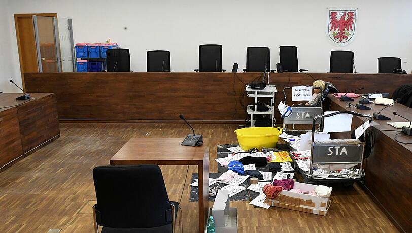Beweisstücke liegen in einem Saal des Landgerichtes in Potsdam. Foto: Ralf Hirschberger Beweisstücke liegen in einem Saal des Landgerichtes in Potsdam. Foto: Ralf Hirschberger