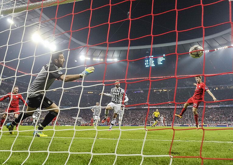 16. März - Drama gegen Juventus: Nach dem 2:2 im Hinspiel gibt es im Rückspiel ein wahres Drama. Erst in der 91. Minute rettet Thomas Müller die Bayern in die Verlängerung gegen die alte Dame. Dort versetzen Thiago und Coman den Italienern den endgültigen Dolchstoß.