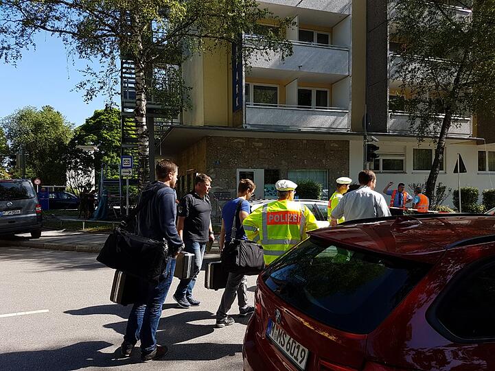 Das Gebiet um den S-Bahnhof Unterföhring ist weiträumig abgesperrt. Polizei und Spurensicherung sind vor Ort.