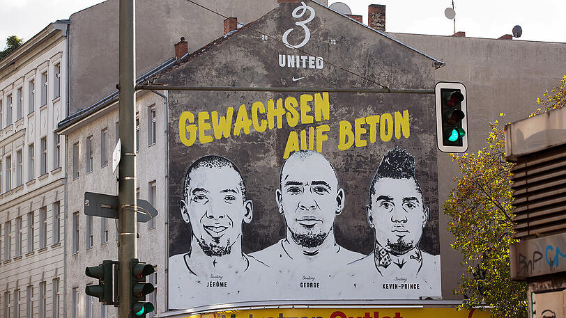 Die Boateng-Brüder Brüder Jérôme, George und Kevin-Prince (v.l.) an einer Hauswand im Berliner Stadtteil Wedding. (Archivbild)