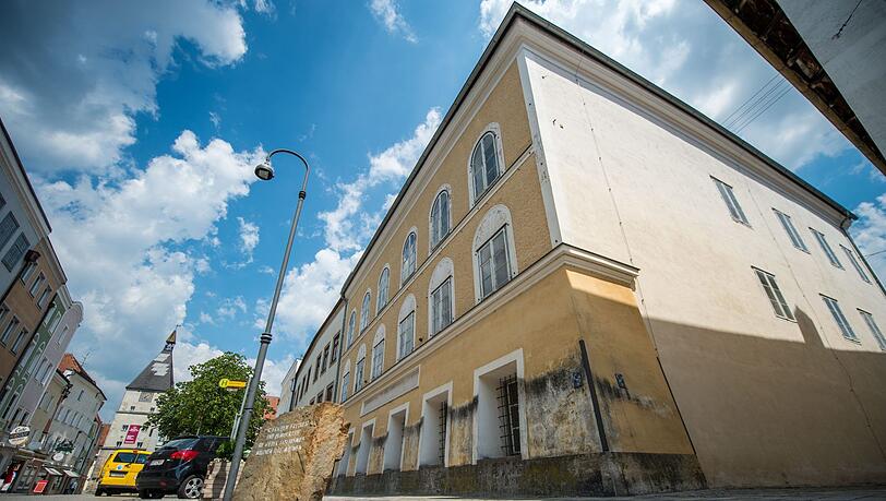 Das Geburtshaus von Adolf Hitler in in Braunau am Inn soll künftig von der Polizei genutzt werden. Das Geburtshaus von Adolf Hitler in in Braunau am Inn soll künftig von der Polizei genutzt werden.