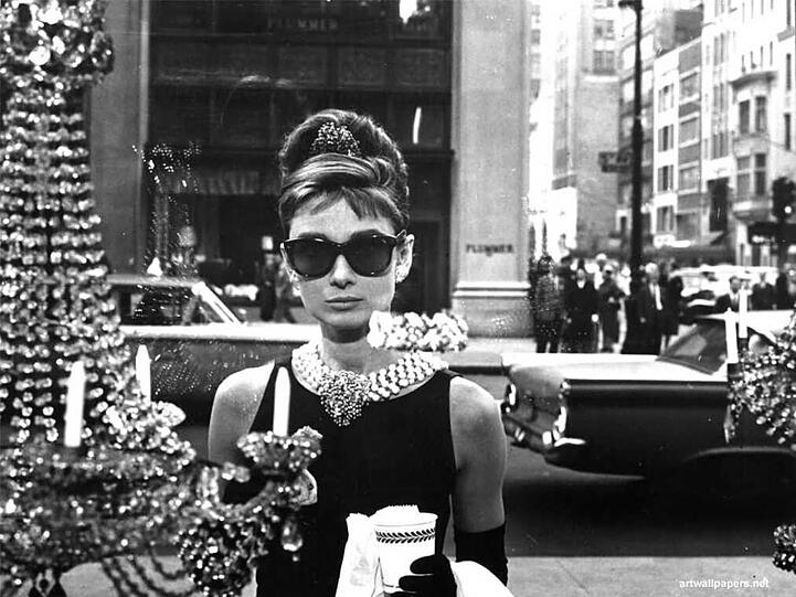 Die Stilikone Audrey Hepburn 1961 in Breakfast at Tiffany&rsquo;s.