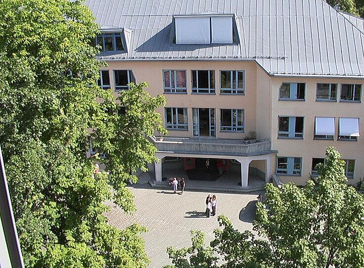 An dieser Schule, der Waldorfschule in Schwabing, unterrichtete der Lehrer.