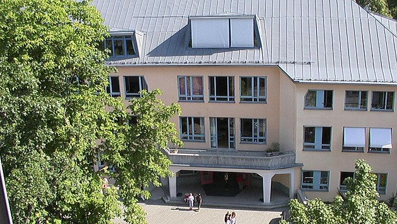 An dieser Schule, der Waldorfschule in Schwabing, unterrichtete der Lehrer. An dieser Schule, der Waldorfschule in Schwabing, unterrichtete der Lehrer.