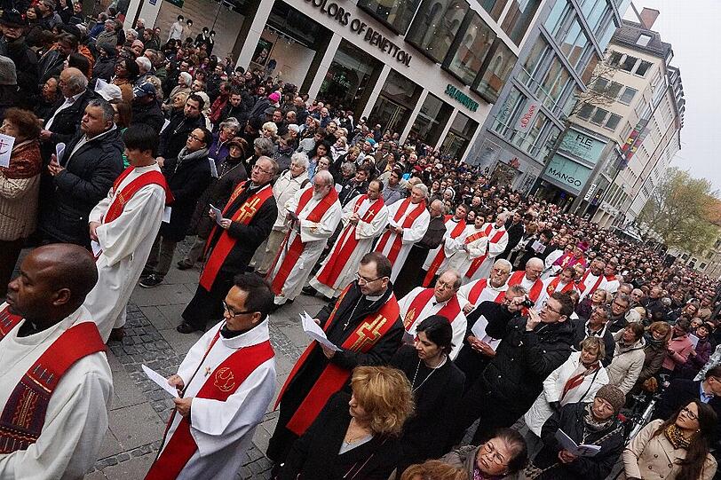 Rund 3000 Menschen kamen am Freitagvormittag zur Karfreitagsprozession in die Innenstadt.