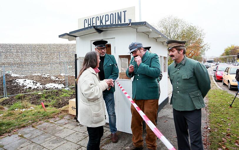 Bilder von der Satireaktion "Checkpoint Ali"