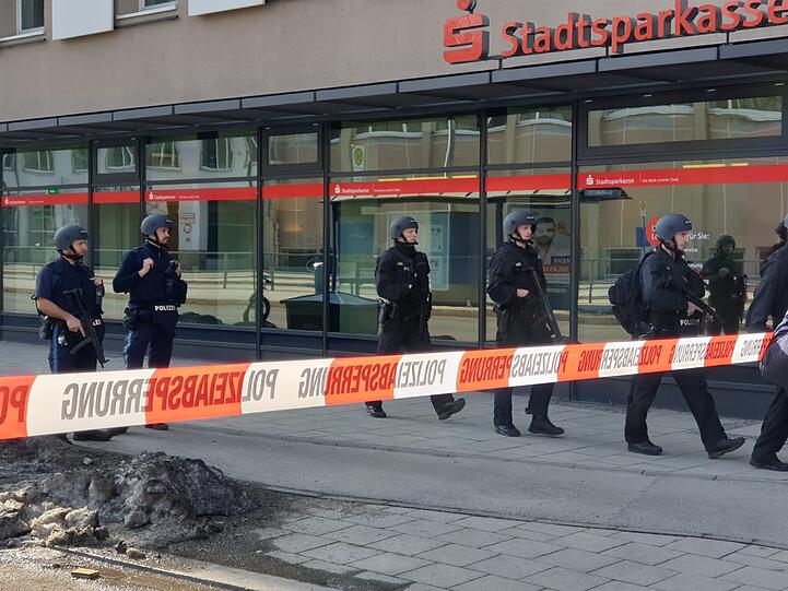 Die aufgrund der Einsatzlage mit Maschinenpistolen ausgerüstet waren.