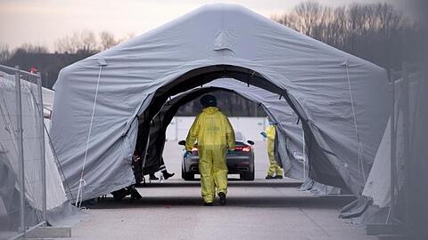 Medizinisches Personal arbeitet in einer neuen Drive-in-Teststation auf der Theresienwiese. Foto: Sven Hoppe/dpa/Archivbild