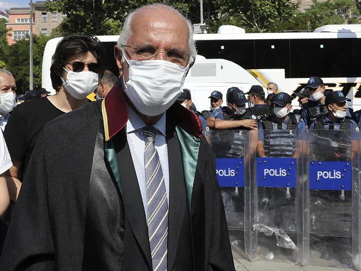 Mehmet Durakoglu, Vorsitzender der Anwaltskammer von Istanbul, geht an einer Barrikade aus Sicherheitskräften vorbei, die demonstrierenden Anwälten den Zugang zum Parlamentsgebäude am zweiten Tag in Folge versperren.