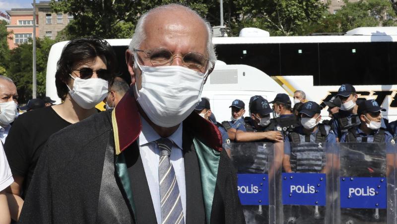Mehmet Durakoglu, Vorsitzender der Anwaltskammer von Istanbul, geht an einer Barrikade aus Sicherheitskräften vorbei, die demonstrierenden Anwälten den Zugang zum Parlamentsgebäude am zweiten Tag in Folge versperren. Mehmet Durakoglu, Vorsitzender der Anwaltskammer von Istanbul, geht an einer Barrikade aus Sicherheitskräften vorbei, die demonstrierenden Anwälten den Zugang zum Parlamentsgebäude am zweiten Tag in Folge versperren.