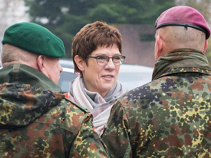 Verteidigungsministerin Kramp-Karrenbauer wird in der Graf-Werder-Kaserne in Saarlouis empfangen.