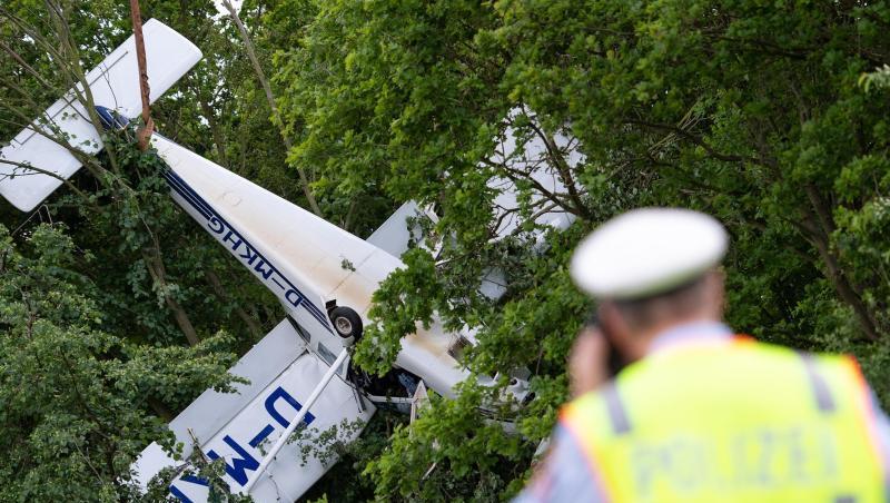 Ein Kleinflugzeug hängt neben einem Flugfeld in den Bäumen. Die beiden Insassen wurden in ein Krankenhaus gebracht. Ein Kleinflugzeug hängt neben einem Flugfeld in den Bäumen. Die beiden Insassen wurden in ein Krankenhaus gebracht.