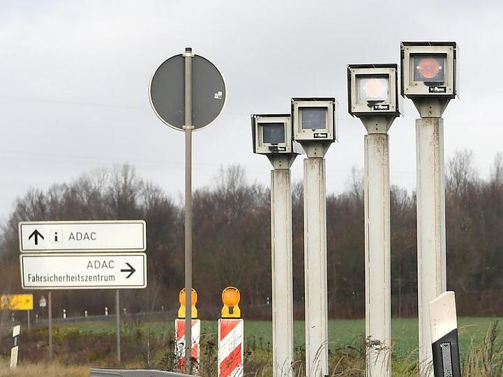 Radaranlage an einer Bundesstraße: Niedersachsens Innenminister Pistorius will Raser mit höherem Einkommen stärker zur Kasse bitten.