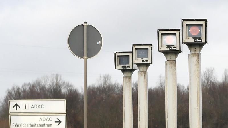 Radaranlage an einer Bundesstraße: Niedersachsens Innenminister Pistorius will Raser mit höherem Einkommen stärker zur Kasse bitten. Radaranlage an einer Bundesstraße: Niedersachsens Innenminister Pistorius will Raser mit höherem Einkommen stärker zur Kasse bitten.