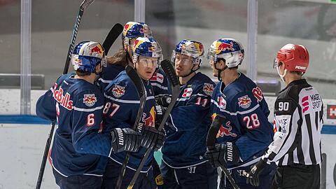 Der EHC hat nach dem Derbysieg gegen Straubing allen Grund zum Jubeln.