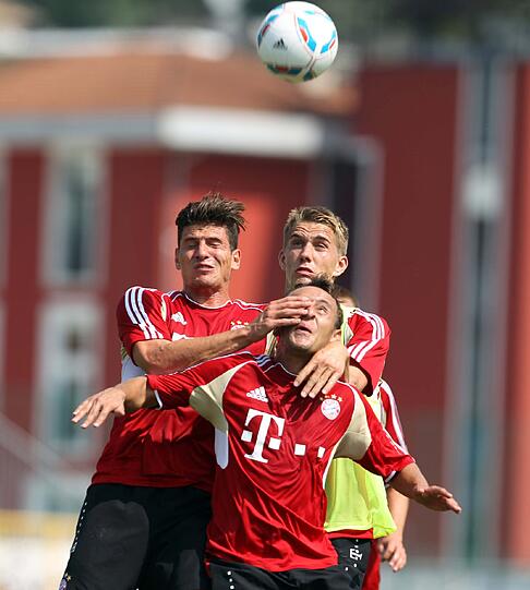 Bayern Training mit Spezial-Gast Uli Hoeneß: Die Bilder vom Gardasee