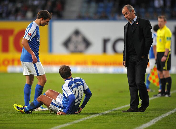 Hier diskutiert Löwen-Trainer Reiner Maurer (r.) mit dem nach einem Foul am Boden liegendem Rostocker Marcel Schied (M.) und dessen Teamkollegen Tobias Jaenicke.