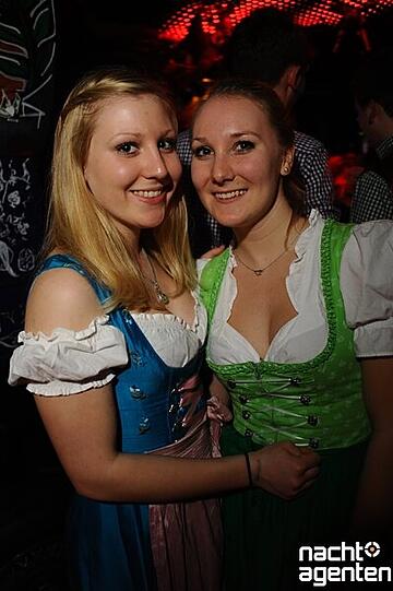 Eine Trachtendichte fast wie auf der Wiesn finden Sie beim "Heimatabend" im 8 Below. Mehr Bilder unter: www.nachtagenten.de