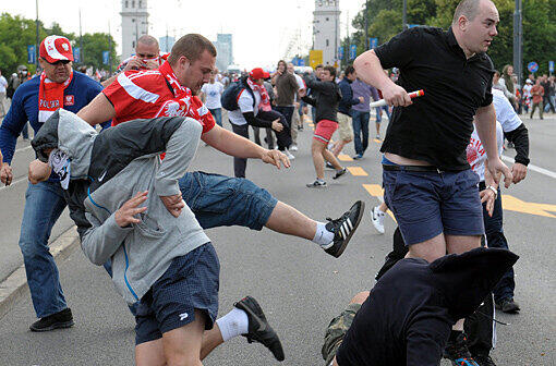184 Verhaftete und 15 Verletzte bei den brutalen Krawallen zwischen polnischen und russischen Hooligans. Den Gewalttätern wird sofort der Prozess gemacht, am Donnerstag gibt&rsquo;s die ersten Urteile.