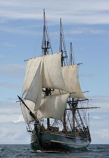 Bilder des legendären Dreimasters "Bounty": Das Filmschiff ist in Seenot geraten