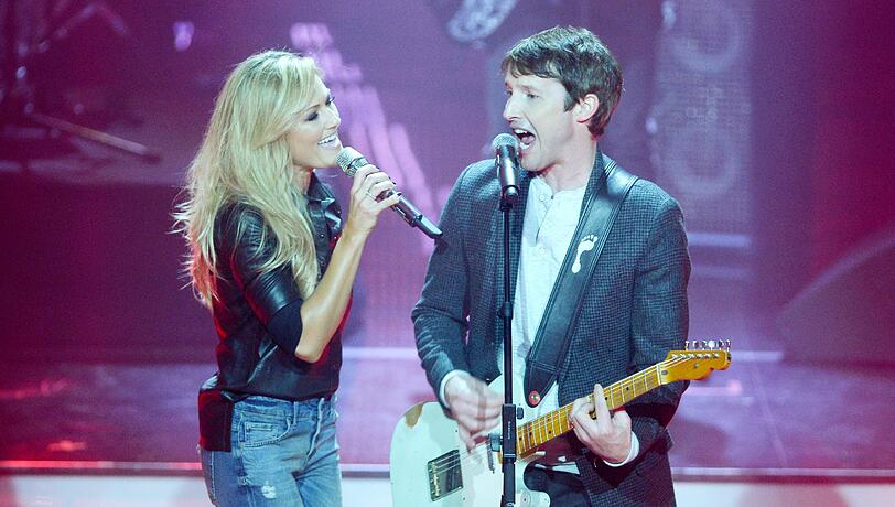 Der britische Sänger James Blunt und die Sängerin Helene Fischer treten bei der Verleihung des Musikpreises Echo auf.