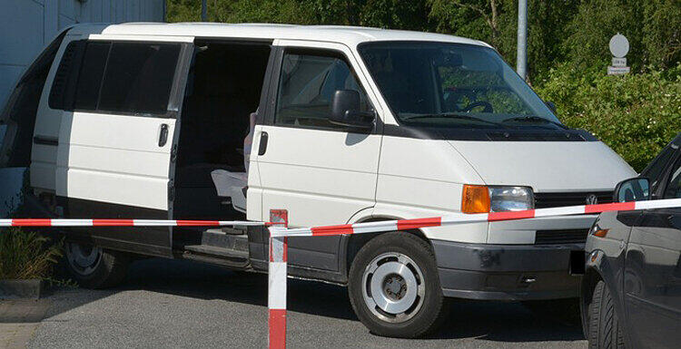 Die Aufnahme der Polizeiinspektion Diepholz zeigt einen weißen VW-Transporter. Dieser wurde bei dem Überfall am 06.06.2015 auf dem Parkplatz eines Verbrauchermarkts in Groß Mackenstedt benutzt.