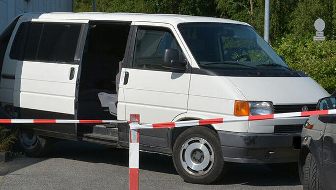 Die Aufnahme der Polizeiinspektion Diepholz zeigt einen weißen VW-Transporter. Dieser wurde bei dem Überfall am 06.06.2015 auf dem Parkplatz eines Verbrauchermarkts in Groß Mackenstedt benutzt. Die Aufnahme der Polizeiinspektion Diepholz zeigt einen weißen VW-Transporter. Dieser wurde bei dem Überfall am 06.06.2015 auf dem Parkplatz eines Verbrauchermarkts in Groß Mackenstedt benutzt.