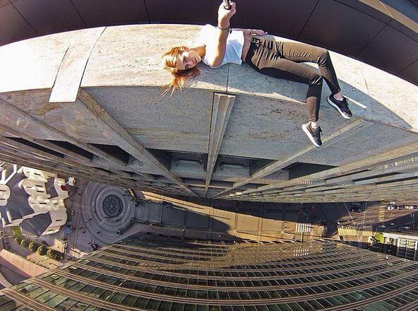Umso höher, umso besser: Die russische Rooferin Angela Nikolau ist im Selfie-Wahn. Sehen Sie selbst...