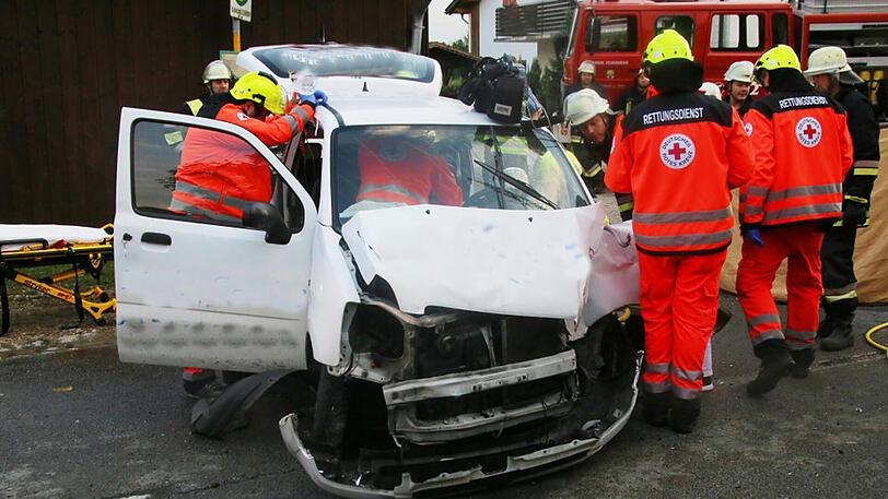 Ein Pizza-Bote ist mit seinem Fahrzeug von der Fahrbahn abgekommen und prallte gegen eine Hausmauer.