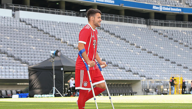 Mittlerweile nicht mehr auf Krücken unterwegs: Juan Bernat. Mittlerweile nicht mehr auf Krücken unterwegs: Juan Bernat.