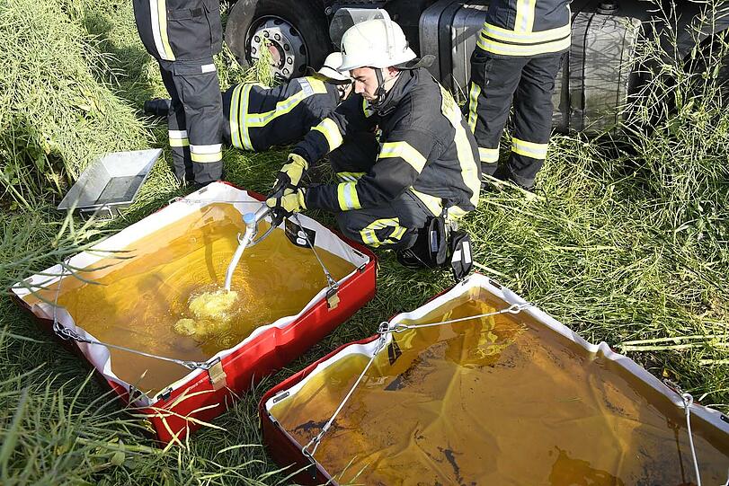 Für Unfallaufnahme und Bergungsarbeiten musste die B12 für mehrere Stunden zwischen Hohenlinden und Forstinning gesperrt werden.