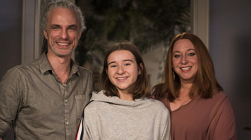 Momo (Moritz Zielke) mit Iffi (Rebecca Siemoneit-Barum) und Tochter Antonia.