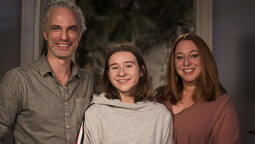 Momo (Moritz Zielke) mit Iffi (Rebecca Siemoneit-Barum) und Tochter Antonia. Momo (Moritz Zielke) mit Iffi (Rebecca Siemoneit-Barum) und Tochter Antonia.