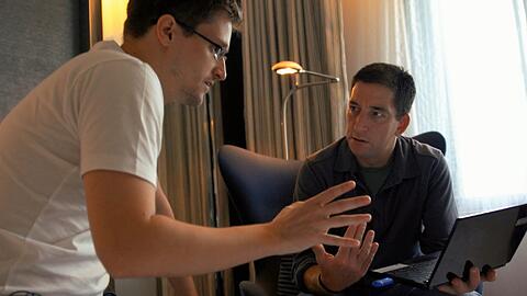 Whistleblower Edward Snowden (li.) berät sich mit dem Journalisten Glenn Greenwald: Szene aus dem Dokumentarfilm &bdquo;Citizenfour&ldquo;. Foto: Praxis Films