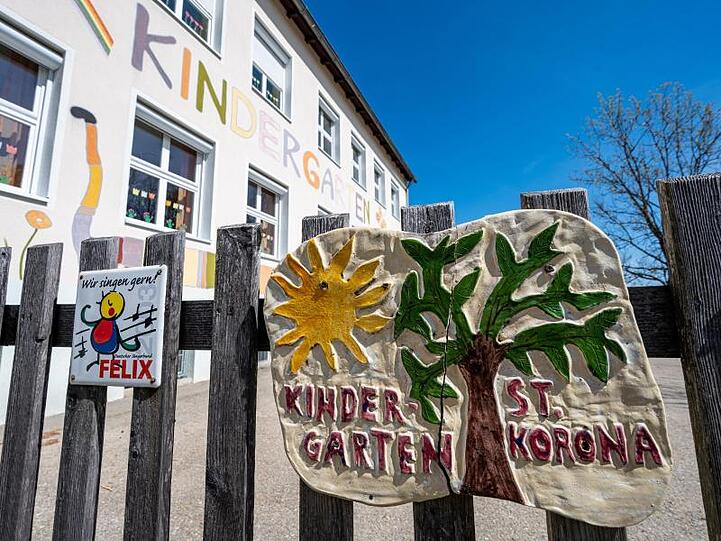 &bdquo;Kindergarten St. Korona&ldquo; steht auf einem Schild am Eingang. Foto: Armin Weigel/dpa
