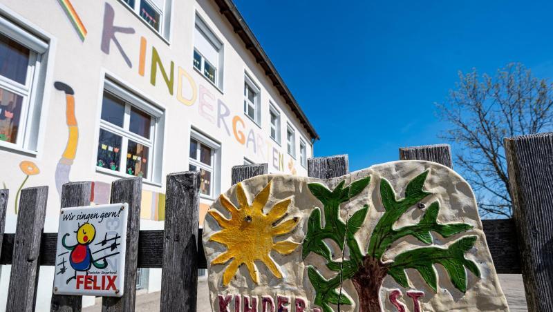 „Kindergarten St. Korona“ steht auf einem Schild am Eingang. Foto: Armin Weigel/dpa „Kindergarten St. Korona“ steht auf einem Schild am Eingang. Foto: Armin Weigel/dpa