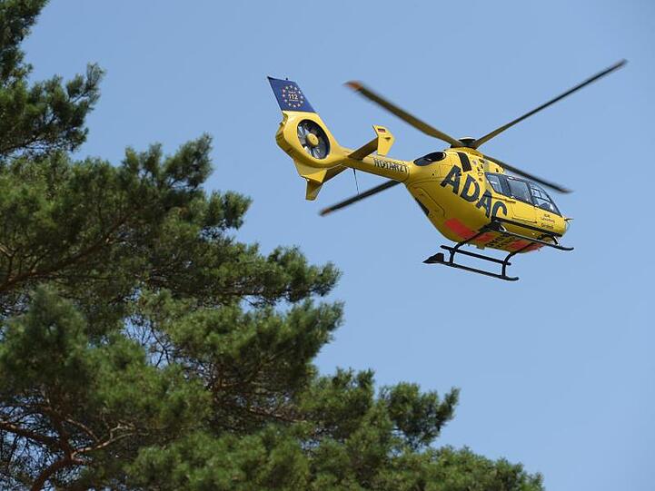Ein ADAC-Hubschrauber der Luftrettung startet. Foto: Rainer Jensen/Archiv