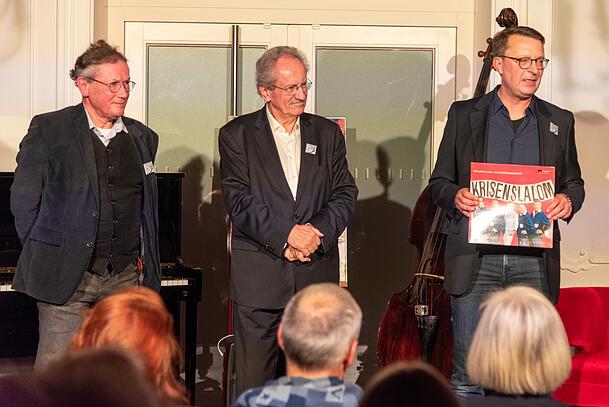 Die Geschäftsführer Ulrich Spandau (li.) und Christian Schultz arbeiten an der Rettung der Lach- und Schießgesellschaft im derzeitigen "Krisenslalom" – mit Mentor Christian Ude (Mitte). Die Geschäftsführer Ulrich Spandau (li.) und Christian Schultz arbeiten an der Rettung der Lach- und Schießgesellschaft im derzeitigen "Krisenslalom" – mit Mentor Christian Ude (Mitte).