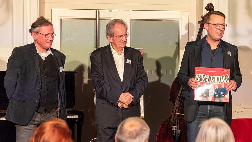 Die Geschäftsführer Ulrich Spandau (li.) und Christian Schultz arbeiten an der Rettung der Lach- und Schießgesellschaft im derzeitigen "Krisenslalom" – mit Mentor Christian Ude (Mitte). Die Geschäftsführer Ulrich Spandau (li.) und Christian Schultz arbeiten an der Rettung der Lach- und Schießgesellschaft im derzeitigen "Krisenslalom" – mit Mentor Christian Ude (Mitte).