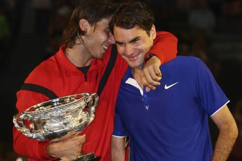 Versöhnliche Umarmung nach der Siegerehrung: Rafael Nadal (l.) und Roger Federer.
