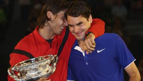 Versöhnliche Umarmung nach der Siegerehrung: Rafael Nadal (l.) und Roger Federer. Versöhnliche Umarmung nach der Siegerehrung: Rafael Nadal (l.) und Roger Federer.