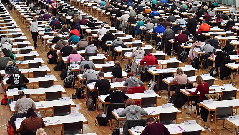 F&uuml;r Tausende Azubis in Bayern beginnen am Dienstag die schriftlichen Abschlusspr&uuml;fungen. (Symbolbild)