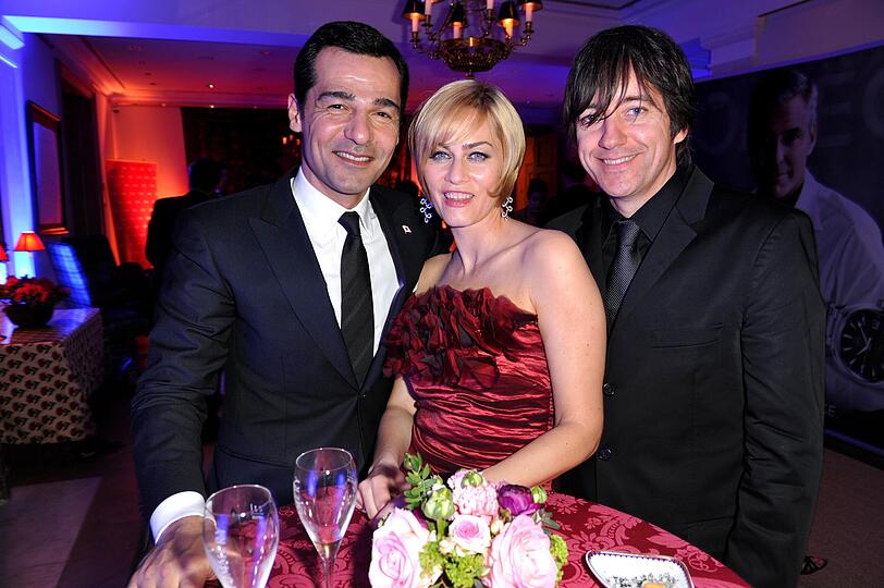 Schaulaufen der Promis bei den Gala SPA Awards in Baden-Baden: Erol Sander und Gesine Cukrowski mit Lebensgefährten Michael Helfrich.