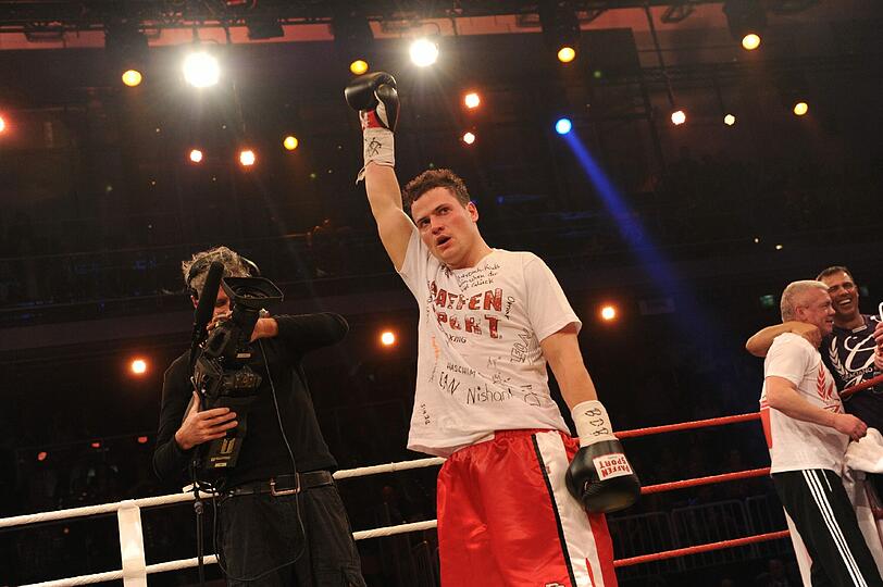 Sie gaben alles, schlugen sich mit K.O.-Hieben aus dem Ring - Die Bilder vom großen Sat.1-Promiboxen am Freitagabend.