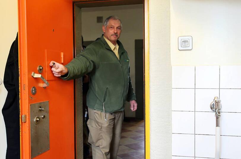 Ein Justizbeamter steht in der Tür einer Zelle der JVA Landsberg.