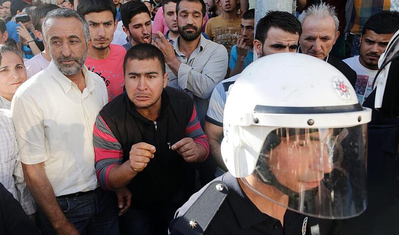 Tränengas, Wasserwerfer und Gummigeschosse - Sehen Sie hier weitere Bilder aus der Türkei.