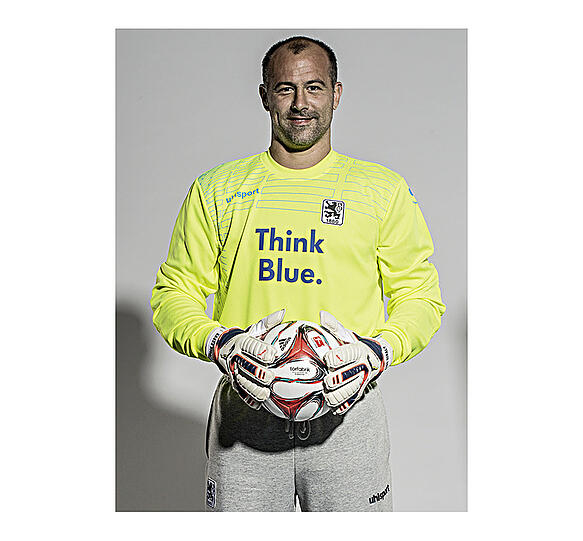 Gabor Kiraly präsentiert das Torwart-Trikot.