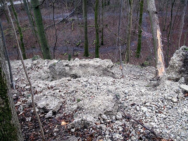 Abenteueram Fluss: Da geht&rsquo;s sauber runter &ndash; und nicht immer hält alles beisammen: Am Isarhochufer an der Menterschwaige lässt es sich zwar schön spazieren, aber ein bisserl aufpassen sollte man dabei schon. Denn es ist steil und es gab bereits mehrmals Felsstürze. Ein kleines Abenteuer am Fluss ist aber schön &ndash; wenn man an den richtigen Stellen vorsichtig ist.