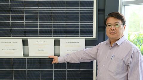 Solarmodule des taiwanesischen Unternehmens Green Energy Technology zeigt GET-Präsident Swean Lin in Taoyuan auf Taiwan am 18.10.2016.